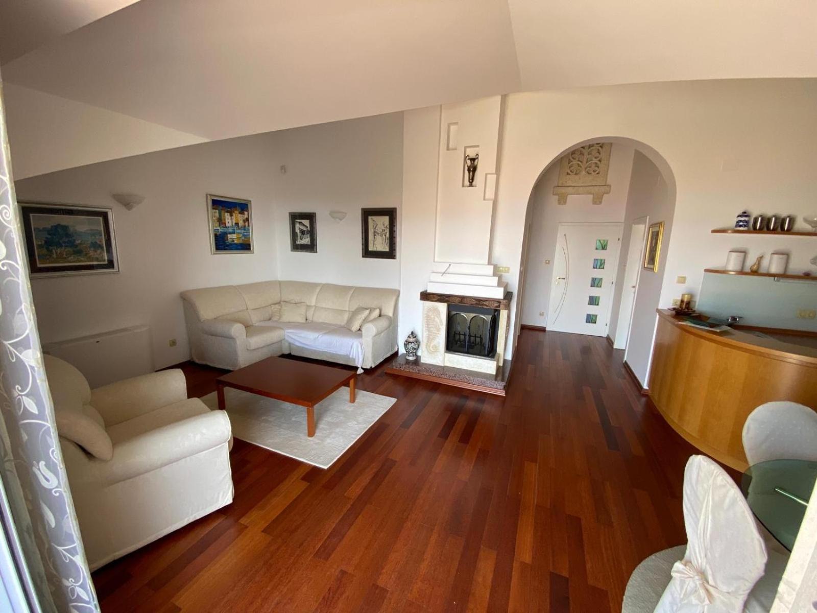 Laura Apartment *